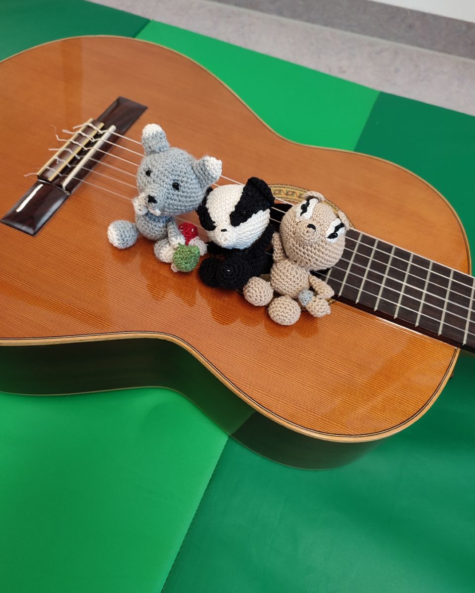 Gitarre mit Handpuppen