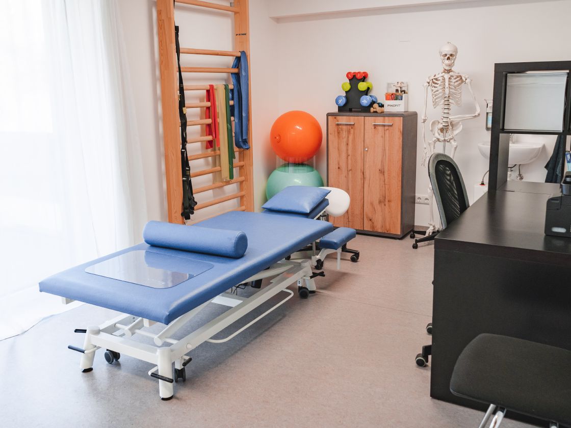 Behandlungsraum mit Therapieliege und Sprossenwand