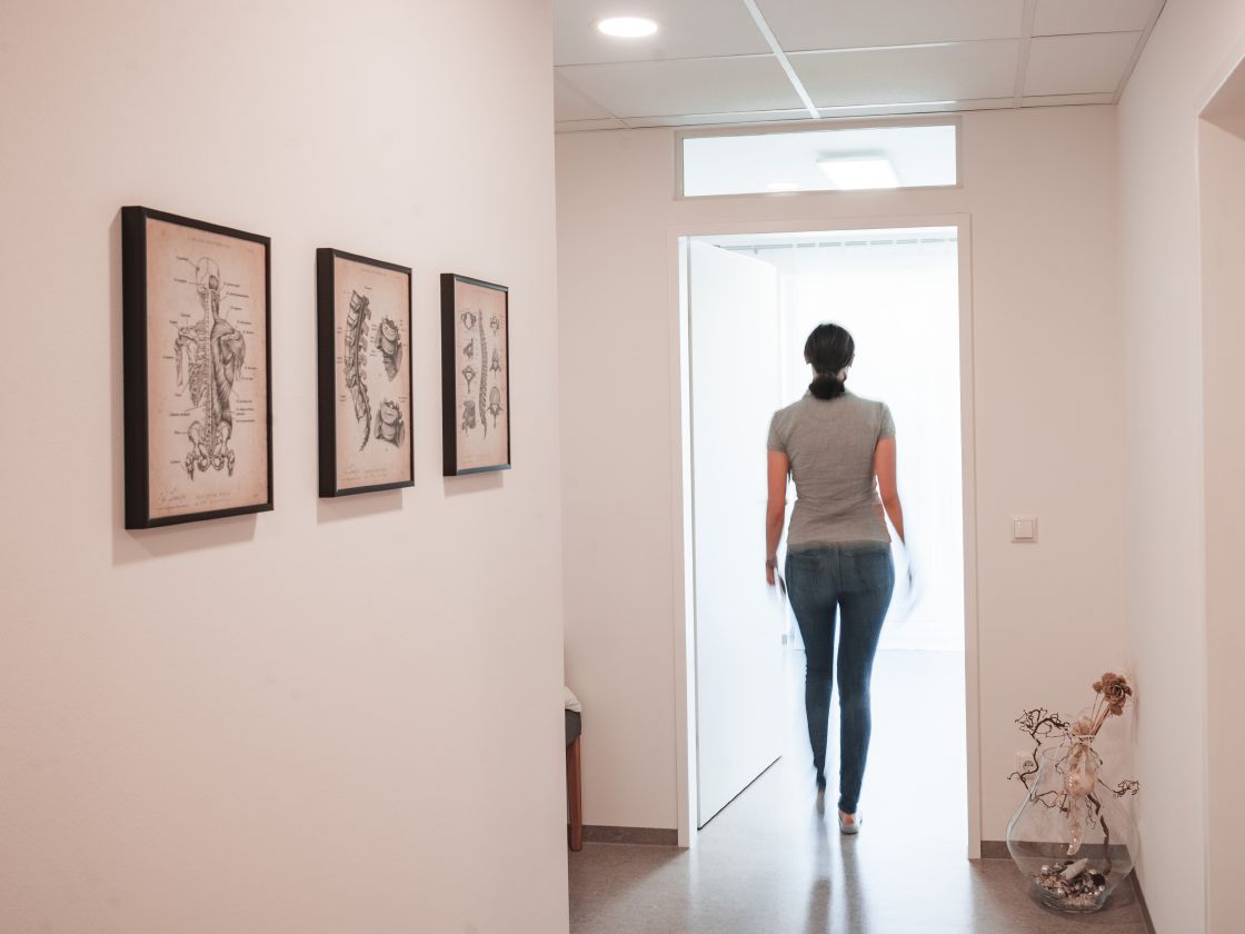 Praxisgang mit anatomischen Abbildungen